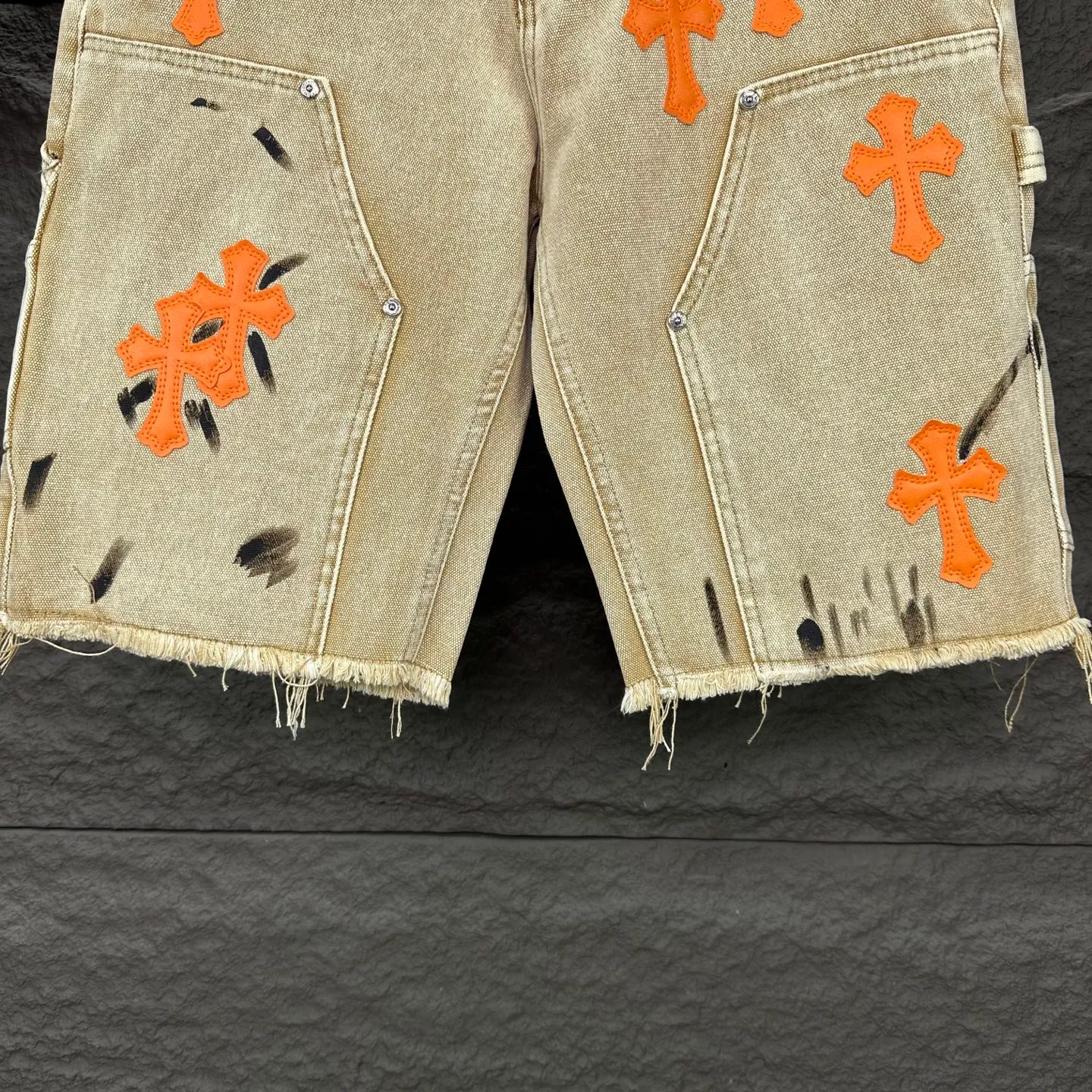 P240 GALLERY DEPT. & Croixin co-branded 2025 new limited edition spliced ​​splash-ink hand-painted orange cross patchwork couple style washed loose denim shorts 🔥High version🔥High version🔥 Original customized denim fabric, the same raw material denim fabric as the Internet celebrity star, full body splicing loose version, splash-ink hand-painted craftsmanship with multiple orange cross embroidery patchwork style designs, very high-end and stylish! The fabric feels very comfortable and these denim shorts are super versatile and look great! ! Complete three standards, same style for men and women 👫A must-have item for everyone Color: black, khaki Size: 28, 30, 32, 34, 36 (five sizes)